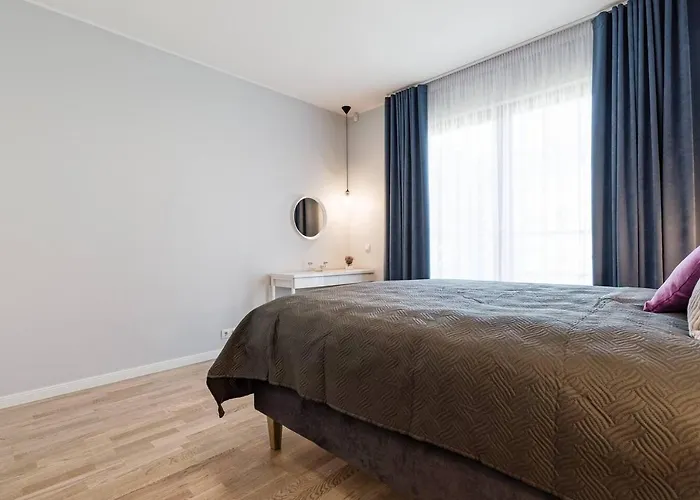 Central Apartments, Quiet With Free Parking And Ac.
