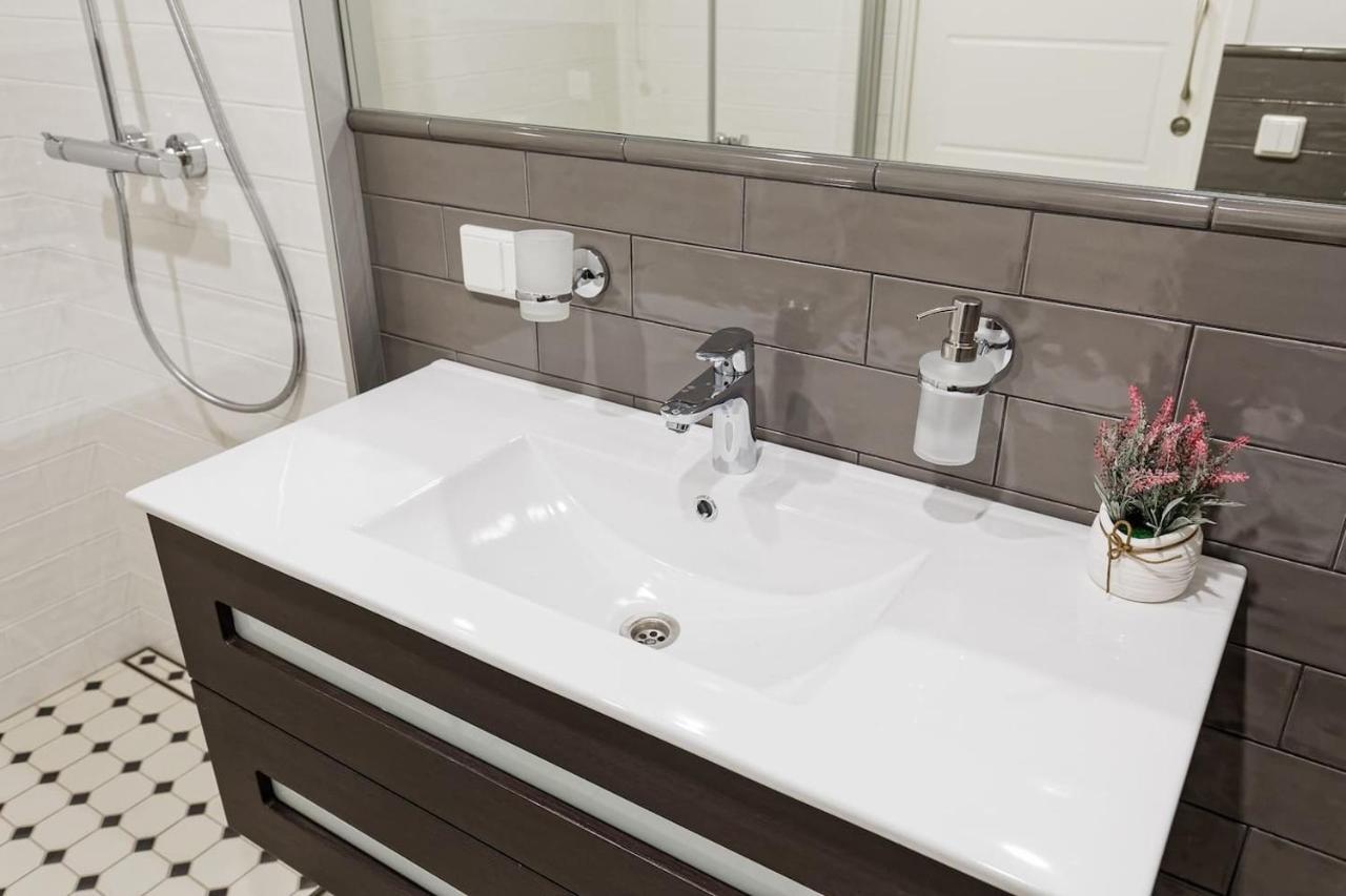 Apartments, Quiet With Free Parking And Ac. Apartamento